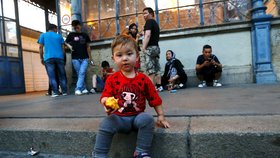 Dítě migrantů před vlakovým nádražím v Budapešti.