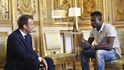Ilegální uprchlík Mamadou Gassama zachránil ve Francii dítě visící z balkonu a sešel se s prezidentem Macronem