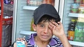 Třináctiletý uprchlík si chtěl přivydělat prodejem kapesníčků. Místní ho ale brutálně zbili.