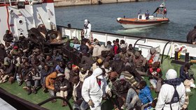 Evropa uprchlickou krizi nezvládá, letos k nám přes Středozemní moře připlulo už 137 tisíc lidí!