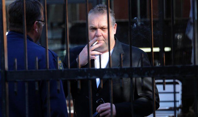 Uprchlý český podnikatel Radovan Krejčíř kouří cigaretu před budovou pretorijského soudu