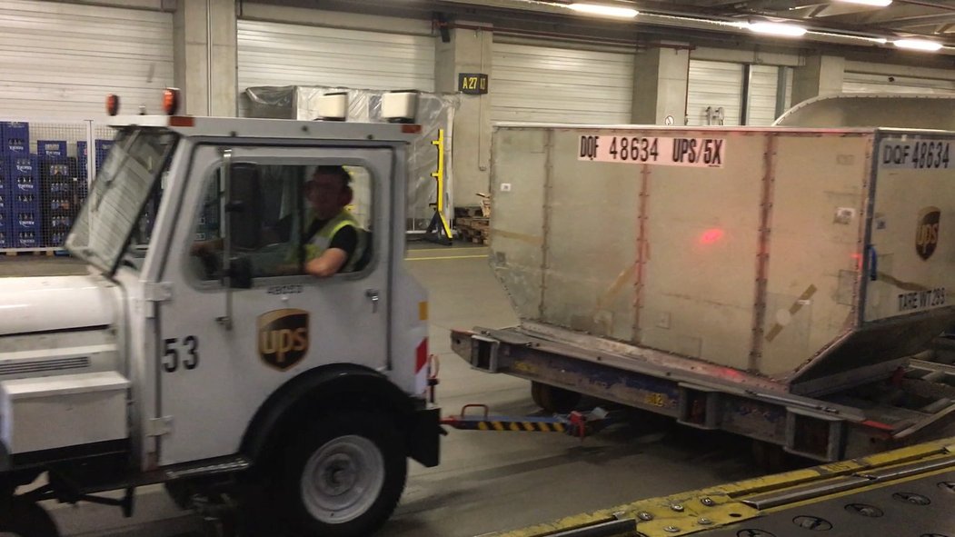 Přeprava kontejnerů s balíky UPS na letišti Kolín/Bonn.