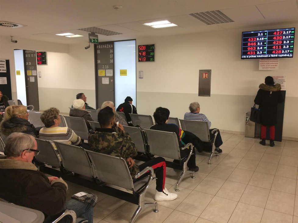 Archivní foto: Některé pobočky úřadu práce nezvládají nápor, lidé čekají dlouhé desítky minut. Na snímku situace na pobočce v Praze 4. (6.1.2019)
