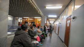 Lidé čekají na úřadu práce v Ústí nad Labem (9.1.2019)