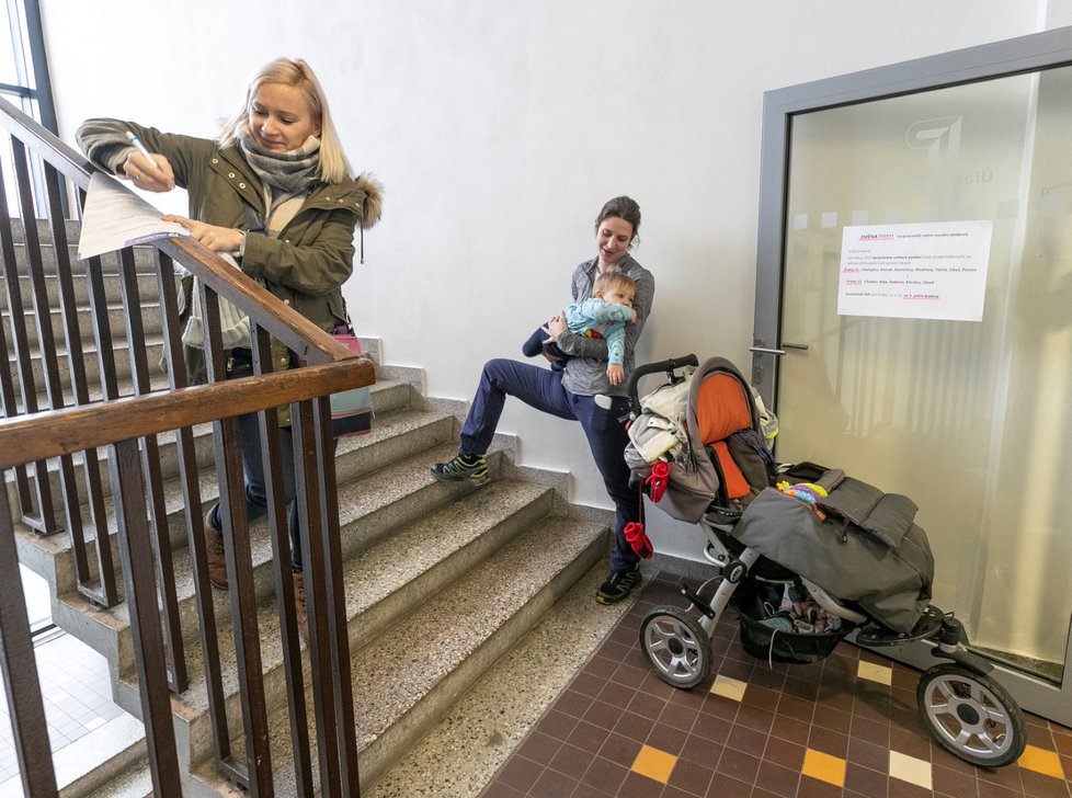 Některé pobočky úřadu práce nezvládají nápor, lidé čekají dlouhé hodiny. Na snímku situace na pobočce v Praze 4. (6. 1. 2019)