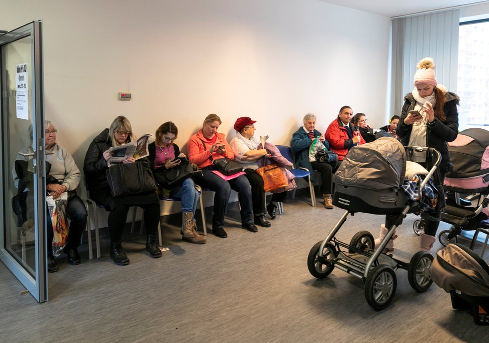 Některé pobočky úřadu práce nezvládají nápor, lidé čekají dlouhé hodiny. Na snímku situace na pobočce v Praze 4. (6.1.2019)