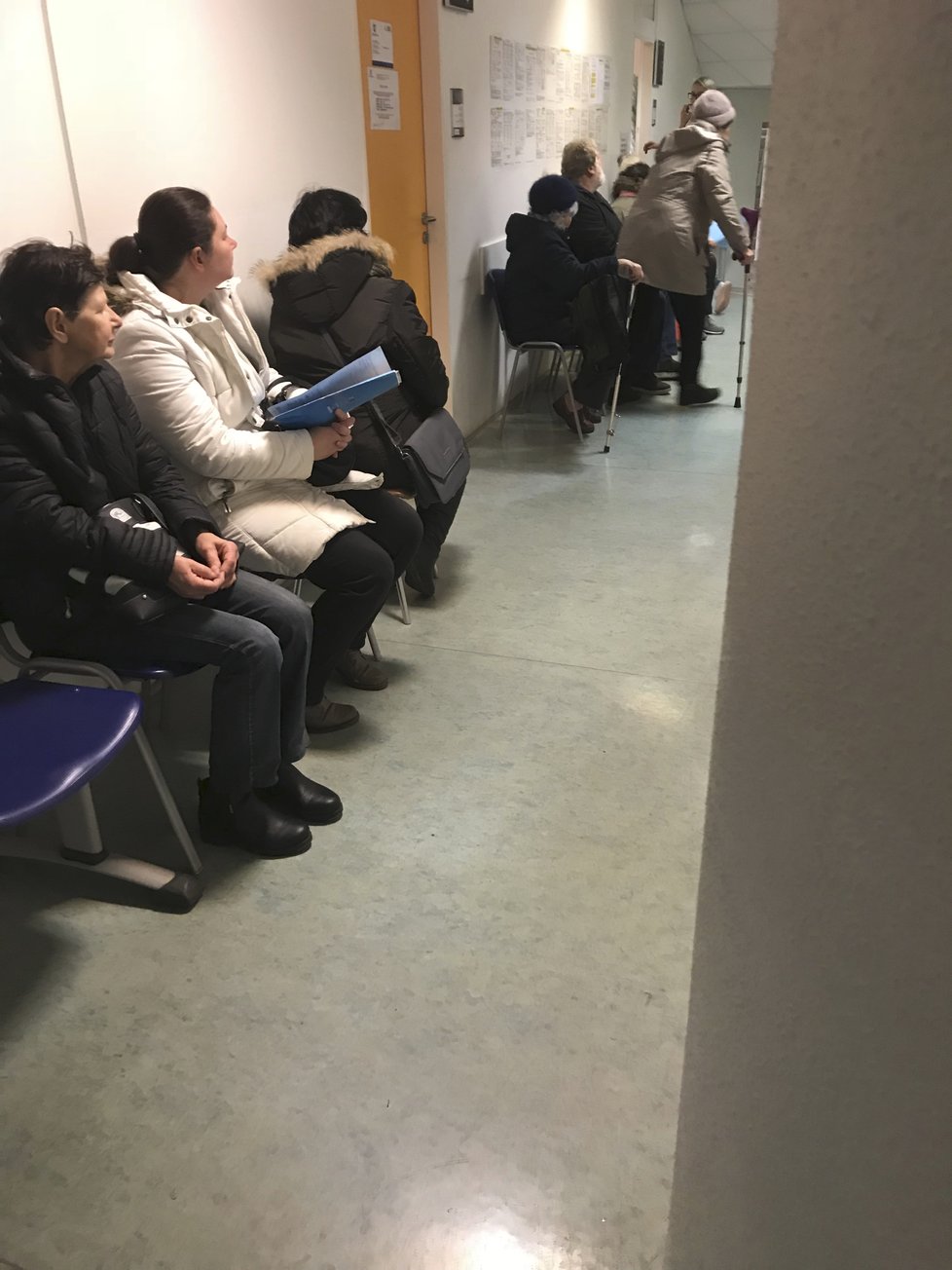 Některé pobočky úřadu práce nezvládají nápor, lidé čekají dlouhé hodiny. Na snímku situace na pobočce v Praze 3. (6.1.2019)