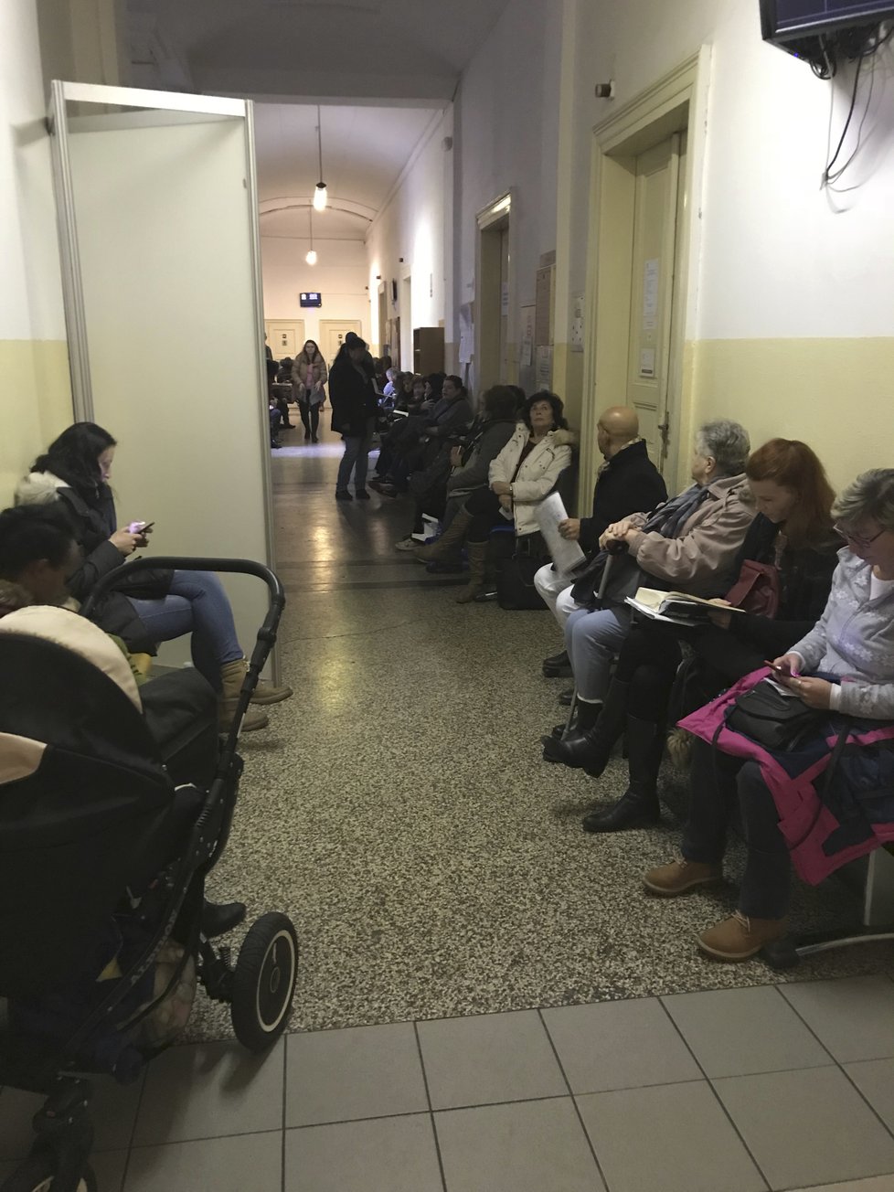Některé pobočky úřadu práce nezvládají nápor, lidé čekají dlouhé hodiny. Na snímku situace na pobočce v Praze 3. (6. 1. 2019)