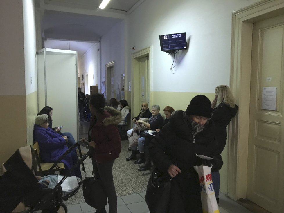 Některé pobočky úřadu práce nezvládají nápor, lidé čekají dlouhé hodiny. Na snímku situace na pobočce v Praze 3. (6.1.2019)