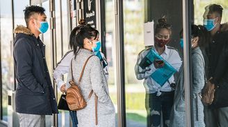 Šedesát procent zaměstnanců se kvůli koronaviru bojí snížení platu nebo ztráty práce