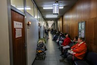 Fronty na dávky: Úřad práce v Praze posiluje úřední hodiny, situaci bude kontrolovat policie