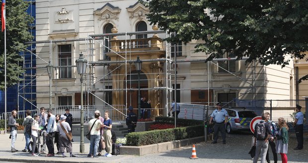 Aktivisté se připoutali k budově Úřadu vlády v Praze.