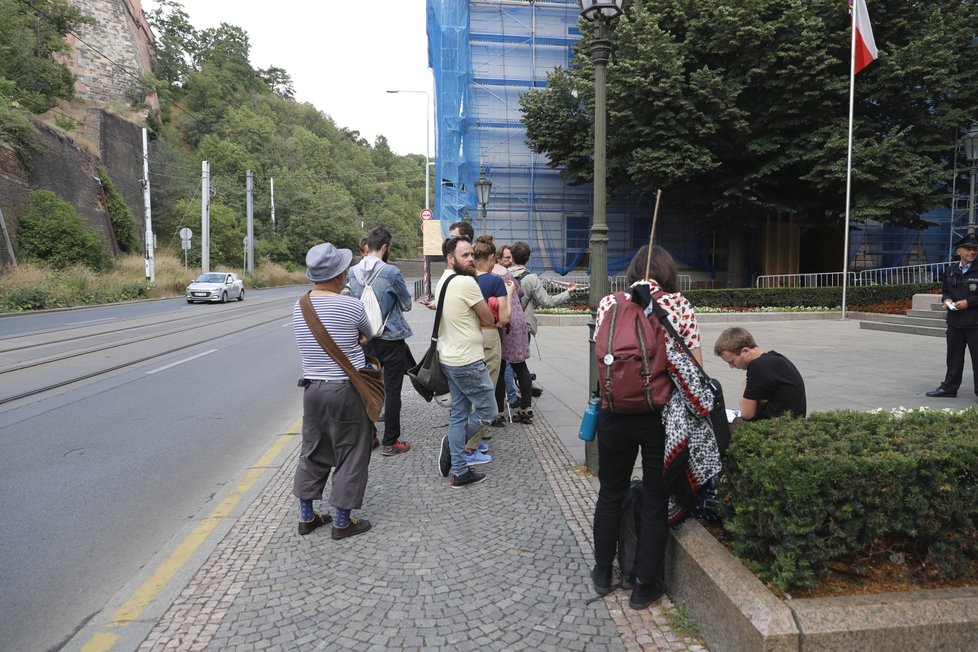 Aktivisté se připoutali k budově Úřadu vlády v Praze.