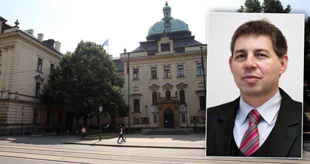 Úředníci berou víc než ministři. Podívejte se na tabulku platů náměstků a poradců