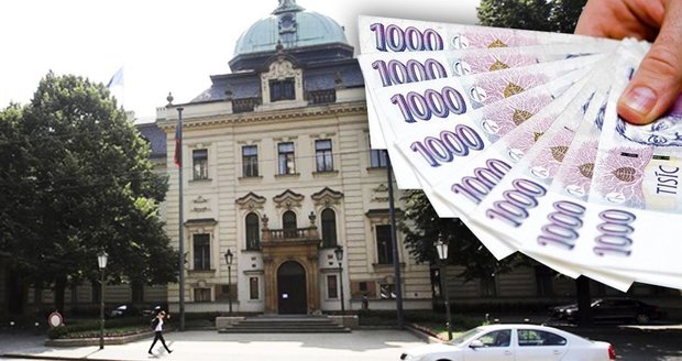 Loni za stejné období Úřad vlády na mimořádných odměnách vyplatil 26 milionů korun