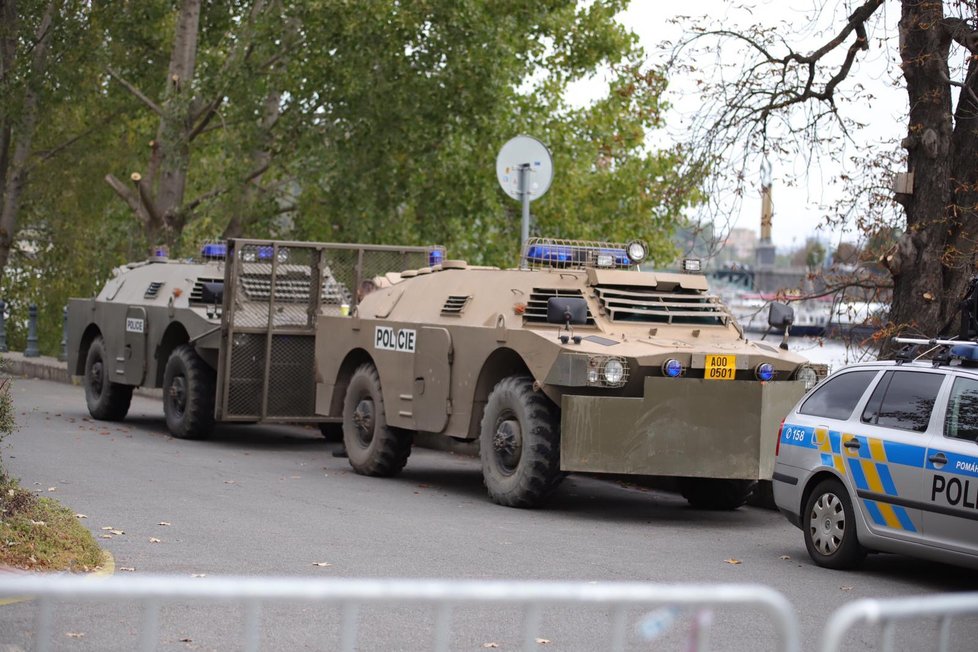 Policisté kvůli demonstraci fotbalových fanoušků v centru Prahy hlídají také Úřad vlády.