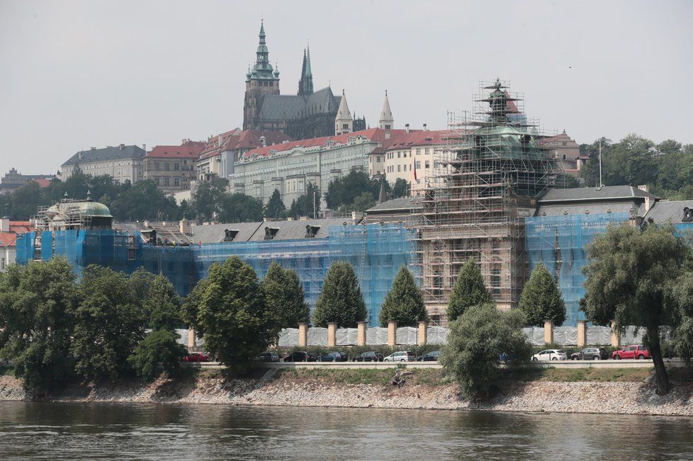 Pražský hrad a pod ním Úřad vlády s modrými doplňky. Strakova akademie prochází nákladnou rekonstrukcí. Premiér Babiš se proto přestěhoval do náhradní kanceláře