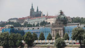 Pražský hrad a pod ním Úřad vlády s modrými doplňky. Strakova akademie prochází nákladnou rekonstrukcí. Premiér Babiš se proto přestěhoval do náhradní kanceláře