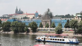 Lešení na Úřadu vlády je vidět i přes druhou stranu nábřeží