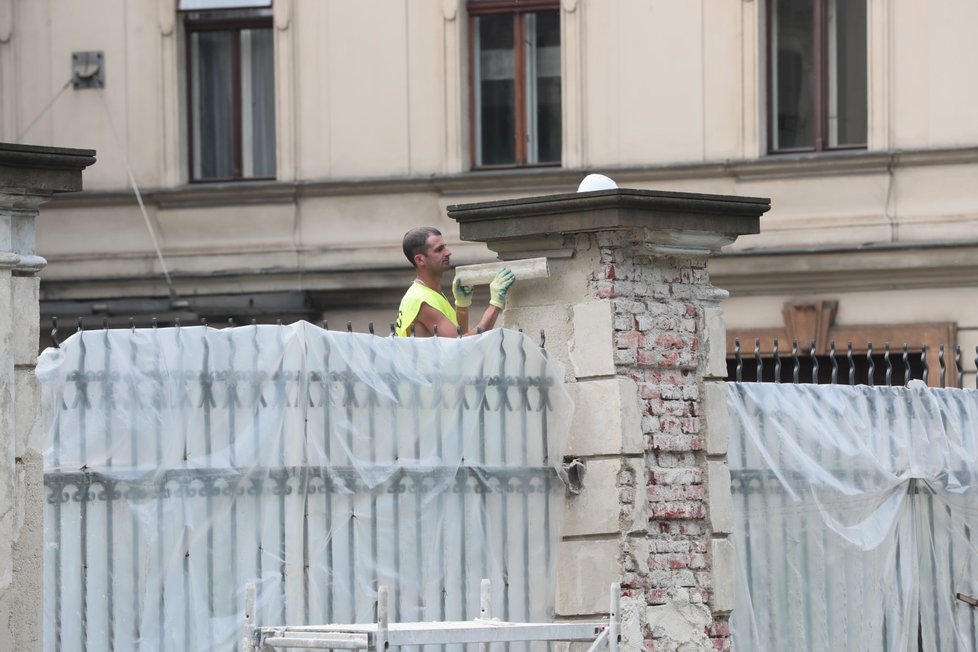 Dělníci už pracují na rekonstrukci plotu Strakovy akademie