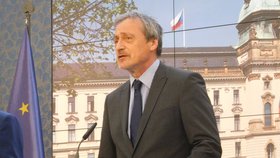 Vláda schválila návrh příjmů a výdajů rozpočtu, část ministrů zůstala nespokojená. Mj. ministr obrany Stropnický (14.6.2017)