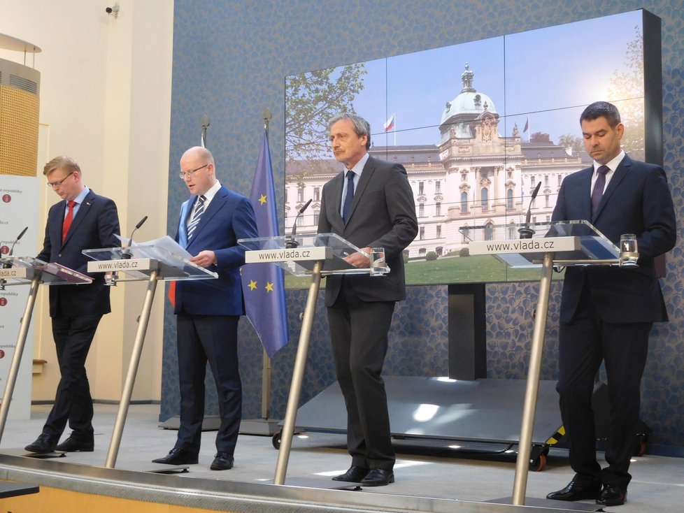 Vláda schválila návrh příjmů a výdajů rozpočtu, část ministrů zůstala nespokojená. Mimo jiné ministr obrany Stropnický (14. 6. 2017).