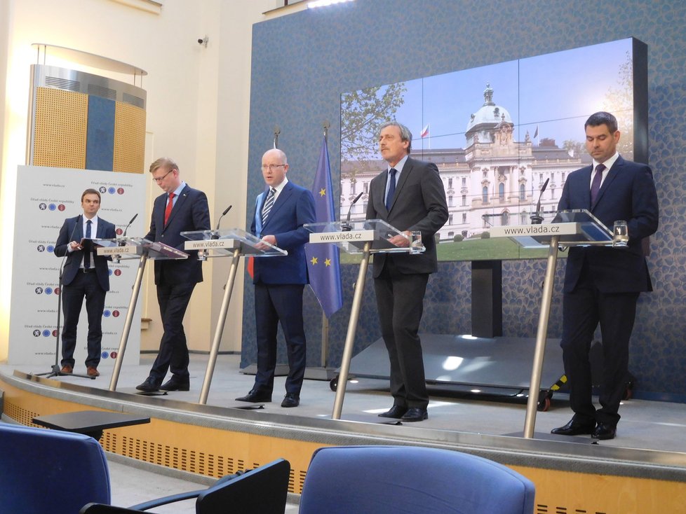 Vláda schválila návrh příjmů a výdajů rozpočtu, část ministrů zůstala nespokojená. Mimo jiné ministr obrany Stropnický (14. 6. 2017).