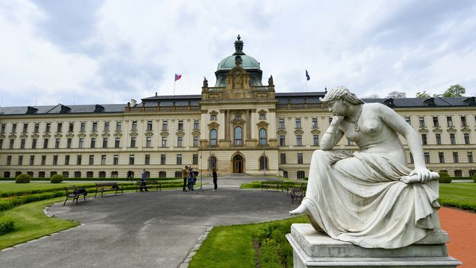 Pohled na Strakovu akademii od řeky Vltavy.