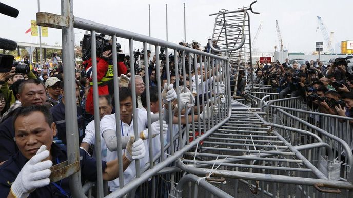 Úřady v Hongkongu odklidily část barikád protestujících (18. listopadu 2014)