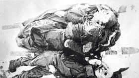 Některá těla u Hory mrtvých vypadala jako po masakru.