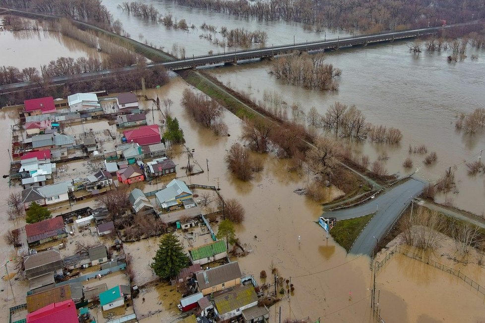 Na řece Ural se protrhla další hráz, hrozí katastrofa, tisíce domů v Orsku a okolí jsou pod vodou.