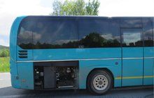 Autobus usekl  muži (77) ruku