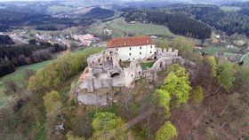 Hrad, nebo zámek? Oboje! To je zkrátka Pecka!