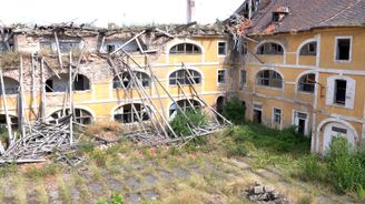 Žižkova kasárna v Terezíně: Dřívější sídlo císařské armády i nacistický koncentrák se rozpadá před očima