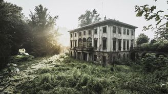 Rozpadající se krása: Opuštěné paláce, vrakoviště i kostely na jedinečných fotografiích