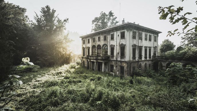 Rozpadající se vila v Itálii