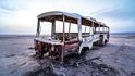 Osamocený autobus s číslem 142 na tuniské solné pláni Osamocený autobus s číslem 142 na tuniské solné pláni