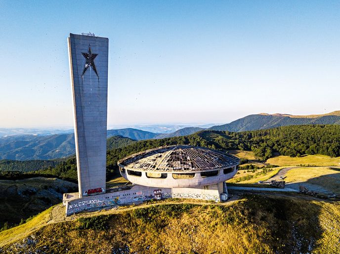 Brutalistický památník Buzludža ve tvaru futuristického„UFO“ Brutalistický památník Buzludža ve tvaru futuristického„UFO“