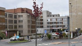 V plzeňské fakultní nemocnici zemřel pacient († 70) s koronavirovou nákazou. Ilustrační foto.