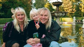 ) Šťastná rodinka – zpěvák britské kapely Bernie Shaw (52) s manželkou Radkou a dcerou Medeilene (3) na procházce v zámeckém parku v Buchlovicích