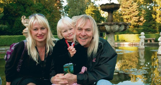 Šťastná rodinka – zpěvák britské kapely Bernie Shaw (52) s manželkou Radkou a dcerou Medeilene (3) na procházce v zámeckém parku v Buchlovicích