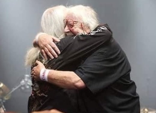 Původní bubeník kapely Uriah Heep Lee Kerslake (vpravo): Tuhle fotku zveřejnili Uriah Heep na rozloučenou s ním. Podlehl rakovině.