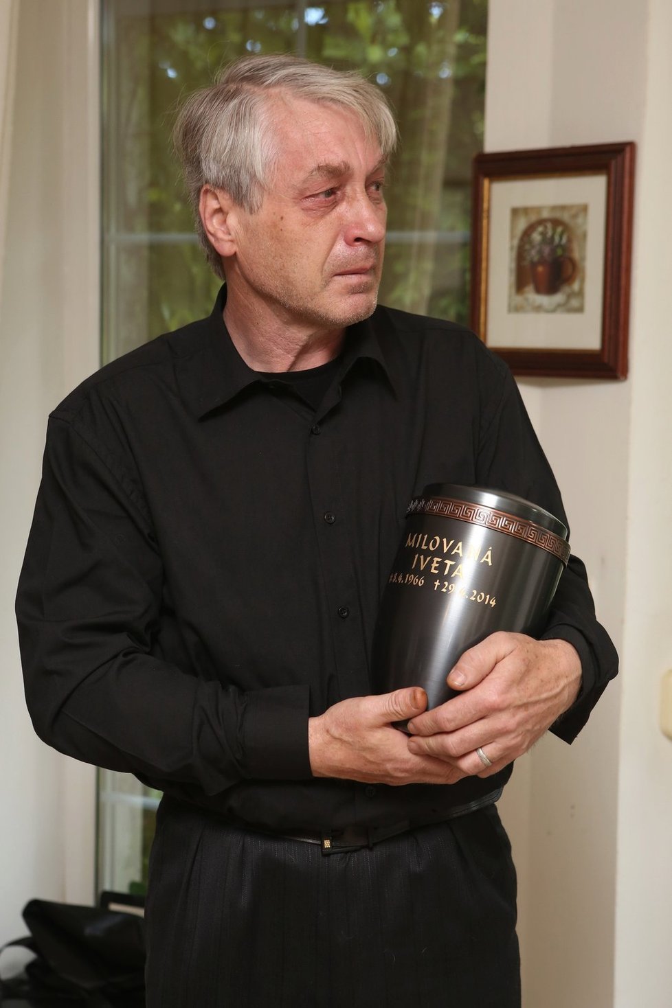 Josef Rychtář se rozhodl mít urnu své zesnulé polovičky Ivety Bartošové (†48) doma.
