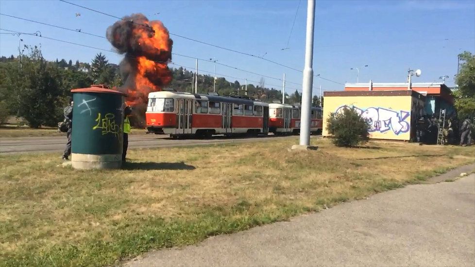 Zásahové jednotky nacvičovaly zásah proti teroristům. Akce se odehrála na tramvajové smyčce v pražském Braníku.