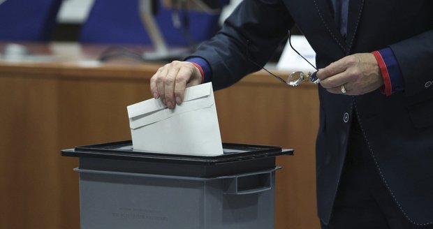 Zaškrtávali seniorům volební lístky? Policie prověřuje možné manipulace ve Slaném
