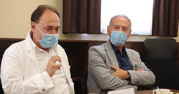 Primář urologie Dalibor Pacík (vlevo) a pacient František Urban (65), který zákrokem prošel v prosinci loňského roku.