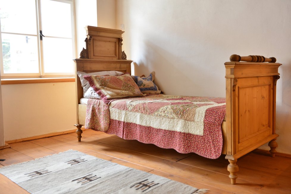V hospodském sále najdete i starožitnou postel pro hosty.