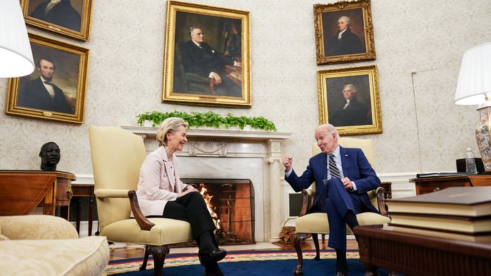 Šéfka Evropské komise Ursula von der Leyenová v pátek jednala s prezidentem USA Joe Bidenem o tom, jak americký podpůrný program znevýhodňuje evropské firmy.