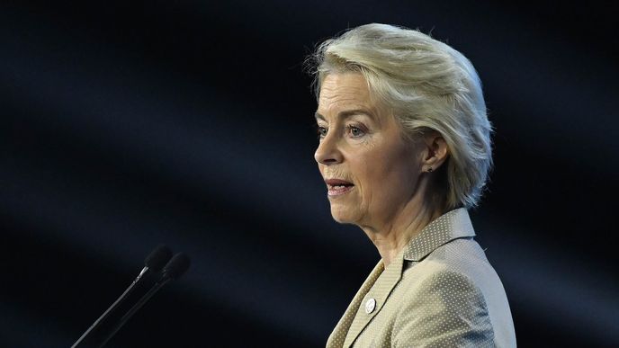 Předsedkyně Evropské komise Ursula von der Leyenová ve čtvrtek na konferenci věnované poválečné obnově Ukrajiny oznámila převod prvních 3,2 miliardy eur (přes 77 miliard korun) Kyjevu v rámci unijního úvěru. Předsedkyně Evropské komise Ursula von der Leyenová ve čtvrtek na konferenci věnované poválečné obnově Ukrajiny oznámila převod prvních 3,2 miliardy eur (přes 77 miliard korun) Kyjevu v rámci unijního úvěru.
