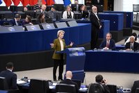 Leyenová ustála kritický okamžik: Europarlament nedůvěru komisi nevyslovil